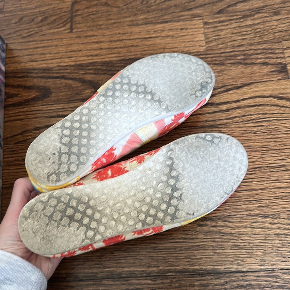 TOMS - Picture 3 of 3